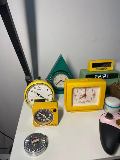 日本精工舍SEIKO中古壁挂机械钟，昭和复古风，木质钟体搭配铜质钟摆，尽显典雅。直邮回国，内含严密防震包装确保完好无磕碰。平台支持支付宝支付并提供，流程顺畅到家省心。无论是为家居添一抹怀旧韵味，还是作为机械工艺的收藏入门，这款不易撞款的历史时计都令人怦然心动。