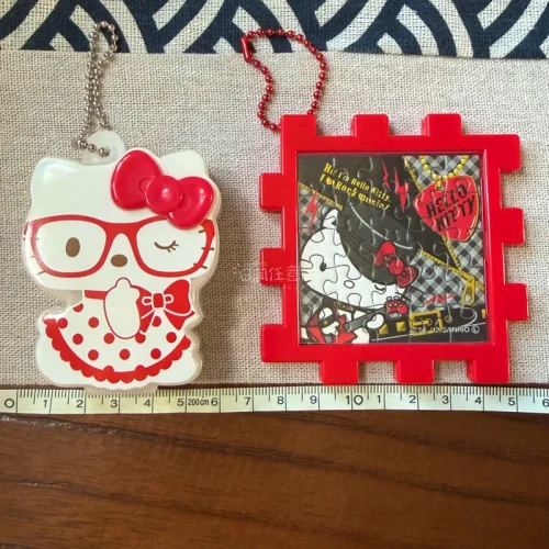 在挖煤姬淘到心仪的Hello Kitty中古挂件太惊喜啦！摇滚风拼图挂饰、红框眼镜软萌吊牌，还有ROUND1联名保龄球造型小挂坠，每款做工都在线，配色复古可爱。品相超出预期，包装稳妥，海运到手完好无损。中古小物性价比拉满，收藏挂包都合适，挖煤姬海淘中古体验满分，后续...