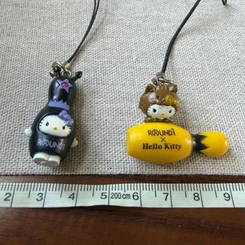 在挖煤姬淘到心仪的Hello Kitty中古挂件太惊喜啦！摇滚风拼图挂饰、红框眼镜软萌吊牌，还有ROUND1联名保龄球造型小挂坠，每款做工都在线，配色复古可爱。品相超出预期，包装稳妥，海运到手完好无损。中古小物性价比拉满，收藏挂包都合适，挖煤姬海淘中古体验满分，后续...