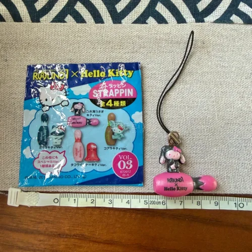 在挖煤姬淘到心仪的Hello Kitty中古挂件太惊喜啦！摇滚风拼图挂饰、红框眼镜软萌吊牌，还有ROUND1联名保龄球造型小挂坠，每款做工都在线，配色复古可爱。品相超出预期，包装稳妥，海运到手完好无损。中古小物性价比拉满，收藏挂包都合适，挖煤姬海淘中古体验满分，后续...