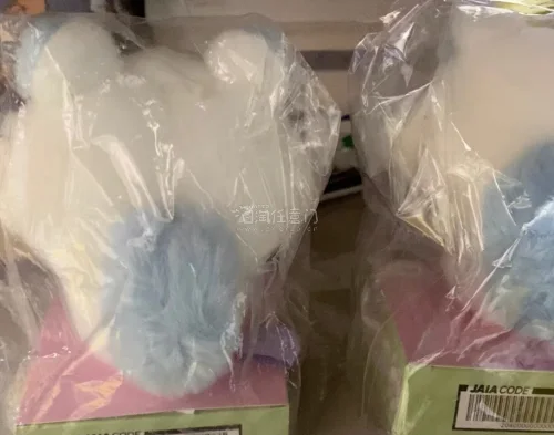 #挖煤姬年中开箱#上半年最满意的一单必须是在挖煤姬日淘任意门入手的磁吸坐肩飞鼠！玩偶做工细腻，磁吸卡扣牢固，轻松架在肩头，造型软萌可爱，细节刺绣都没有瑕疵。从日本代购到收货全程依托挖煤姬日淘任意门，打包严实防撞，物流时效稳定，客服跟进贴心，海淘不用费心转运对接，入坑...