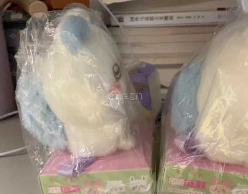 #挖煤姬年中开箱#上半年最满意的一单必须是在挖煤姬日淘任意门入手的磁吸坐肩飞鼠！玩偶做工细腻，磁吸卡扣牢固，轻松架在肩头，造型软萌可爱，细节刺绣都没有瑕疵。从日本代购到收货全程依托挖煤姬日淘任意门，打包严实防撞，物流时效稳定，客服跟进贴心，海淘不用费心转运对接，入坑...