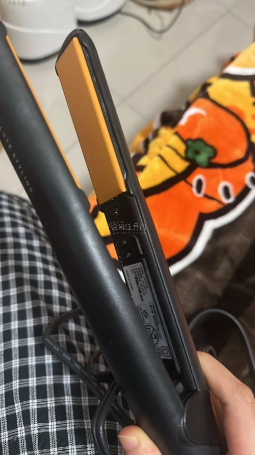在国内一直觉得这款直发器非常的贵，但是没想到在挖煤姬上面省下了起码一半多的钱就买到了，而且过程中会担心会不会有损伤，但是收到后简直太惊喜了，完全就是可以正常使用，并且和新的差不多的差不多 而且拉出了头发就像绸缎一样，非常漂亮