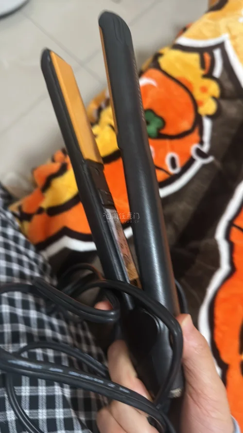在国内一直觉得这款直发器非常的贵，但是没想到在挖煤姬上面省下了起码一半多的钱就买到了，而且过程中会担心会不会有损伤，但是收到后简直太惊喜了，完全就是可以正常使用，并且和新的差不多的差不多 而且拉出了头发就像绸缎一样，非常漂亮