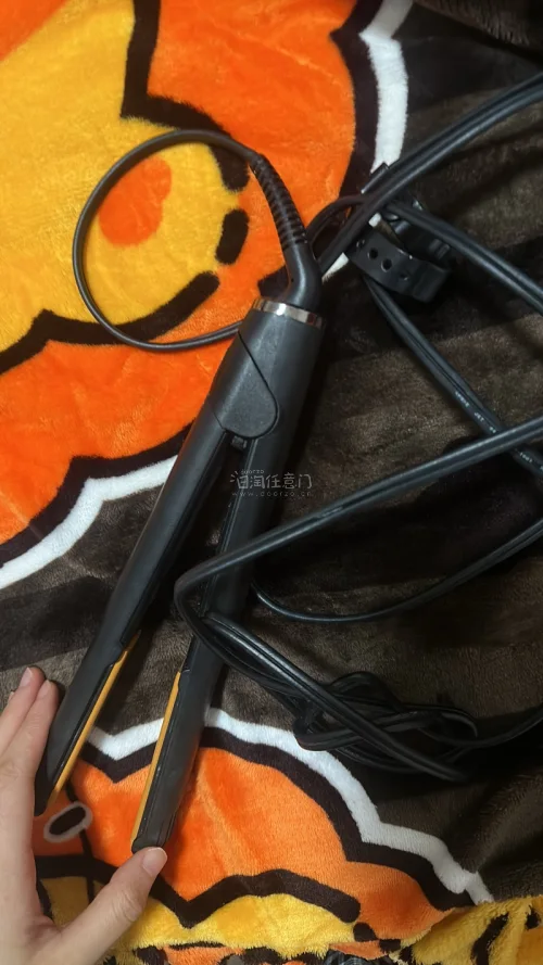 在国内一直觉得这款直发器非常的贵，但是没想到在挖煤姬上面省下了起码一半多的钱就买到了，而且过程中会担心会不会有损伤，但是收到后简直太惊喜了，完全就是可以正常使用，并且和新的差不多的差不多 而且拉出了头发就像绸缎一样，非常漂亮