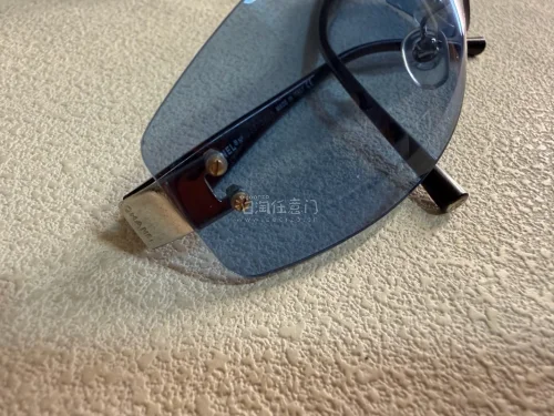 当时没有注意看卖家描述，买到了有瑕疵的品 但是收到之后上身觉得也蛮好看的，自己用也还可以。颜色很美 很修饰脸型