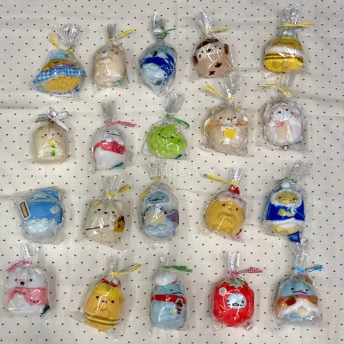 第一次在挖煤姬入手角落生物毛绒与小挂件，整体体验很不错。平台自带中文翻译，检索绝版中古周边很方便，下单切货速度快，常有优惠券能节省开销。我合并多单走海运，二十天左右顺利收货，物流进度实时可查。包裹打包严实，每件玩偶都用气泡膜包裹，毛绒完好无磕碰，品相和卖家描述一致。...