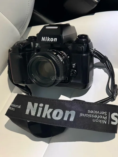 在挖煤姬上买到了非常经典的尼康F4以及给尼康F2前期版用的50mm f1.4白嘴镜头.另外还有两条限量版的肩带，一条是艺术家系列里的大理石纹，一条是初代NPS的模板～F90X的限定款肩带.成色都非常满意