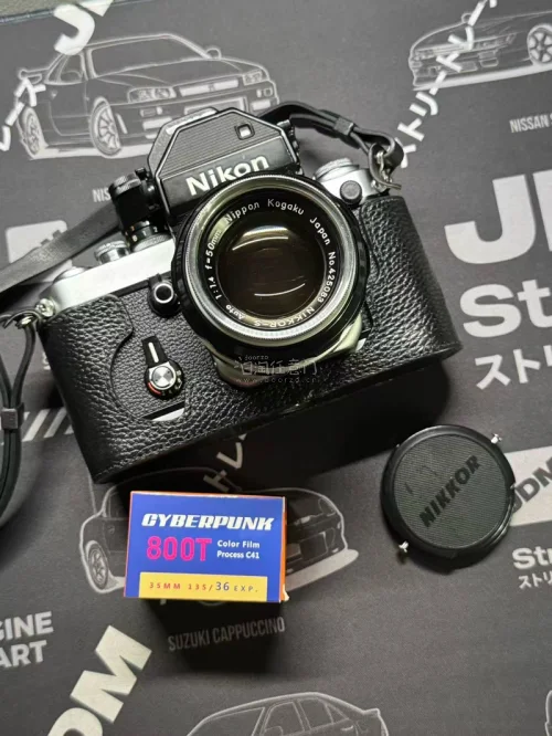 在挖煤姬上买到了非常经典的尼康F4以及给尼康F2前期版用的50mm f1.4白嘴镜头.另外还有两条限量版的肩带，一条是艺术家系列里的大理石纹，一条是初代NPS的模板～F90X的限定款肩带.成色都非常满意