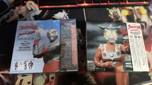 到手这套45周年纪念音乐合集，左为爱迪奥特曼（ウルトラマン80）全原声5CD套装、右是雷欧奥特曼3CD纪念精选，圆谷45周年官方出品精装典藏盘，附带原版日文书腰，收藏品相拉满。
雷欧全曲由冬木透作曲，独树一帜的悲情曲风，压抑的弦乐、民谣吉他交织出L77幸存者的坎坷宿...