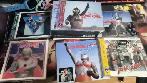 到手这套45周年纪念音乐合集，左为爱迪奥特曼（ウルトラマン80）全原声5CD套装、右是雷欧奥特曼3CD纪念精选，圆谷45周年官方出品精装典藏盘，附带原版日文书腰，收藏品相拉满。
雷欧全曲由冬木透作曲，独树一帜的悲情曲风，压抑的弦乐、民谣吉他交织出L77幸存者的坎坷宿...