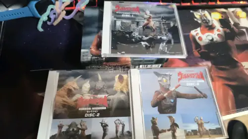 到手这套45周年纪念音乐合集，左为爱迪奥特曼（ウルトラマン80）全原声5CD套装、右是雷欧奥特曼3CD纪念精选，圆谷45周年官方出品精装典藏盘，附带原版日文书腰，收藏品相拉满。
雷欧全曲由冬木透作曲，独树一帜的悲情曲风，压抑的弦乐、民谣吉他交织出L77幸存者的坎坷宿...