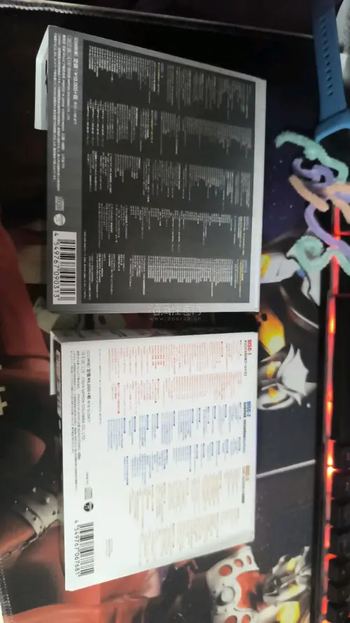 到手这套45周年纪念音乐合集，左为爱迪奥特曼（ウルトラマン80）全原声5CD套装、右是雷欧奥特曼3CD纪念精选，圆谷45周年官方出品精装典藏盘，附带原版日文书腰，收藏品相拉满。
雷欧全曲由冬木透作曲，独树一帜的悲情曲风，压抑的弦乐、民谣吉他交织出L77幸存者的坎坷宿...