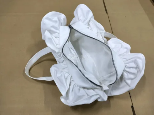 终于在挖煤姬蹲到种草很久的包包！开箱超出预期，包身版型挺括，走线工整，内里分层合理很能装。跨境打包扎实，漂洋过海完好无损，物流清关比预想更快，到手价很好。上身百搭耐看，性价比拉满。