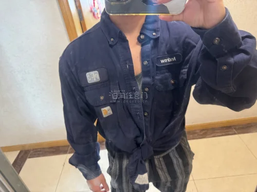 这次在挖煤姬的日拍上淘到了这一款卡哈特的法工蓝衬衫。整个快递时效大概在10天左右。物流很快速打包的也没有有问题。