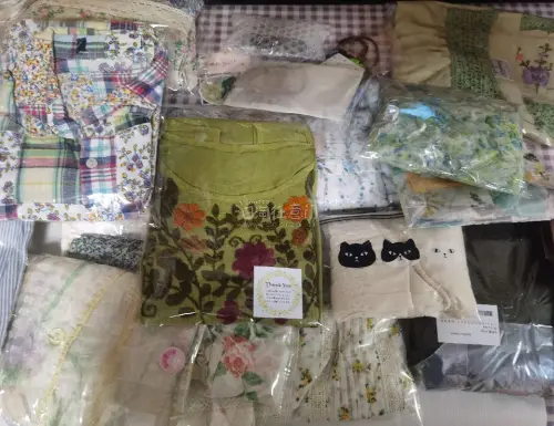 第二次切煤安全下车 好多美衣！超级喜欢。
绿色刺绣背心裙这个绿色也太美了。还有的小姐姐会给小礼物还有小纸条祝福。体验感真的很好。买到自己喜欢的衣服真的特别开心，开箱发现实物比图片还要美真的超值。