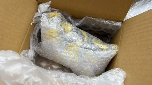 因为特别喜欢capaf的藤编包，但是中国大陆并没有售卖，以前都会闲鱼上淘，现在学会了自己切煤淘啦，特别精致的小包，包装也很好，没有任何磕碰