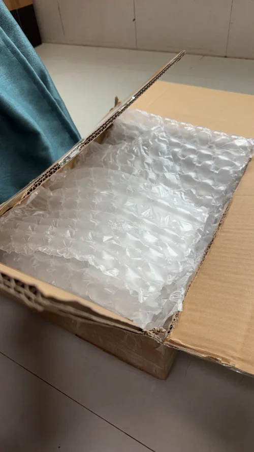 第一次用挖煤姬，海贼的切页确实有很多价格比国内便宜好多，今天收到一个巨大的箱子一开始还没想起来是什么，三张切页放这么大一个箱子！！用了满满的泡沫纸，没被税好幸运！现在准备切下一单了