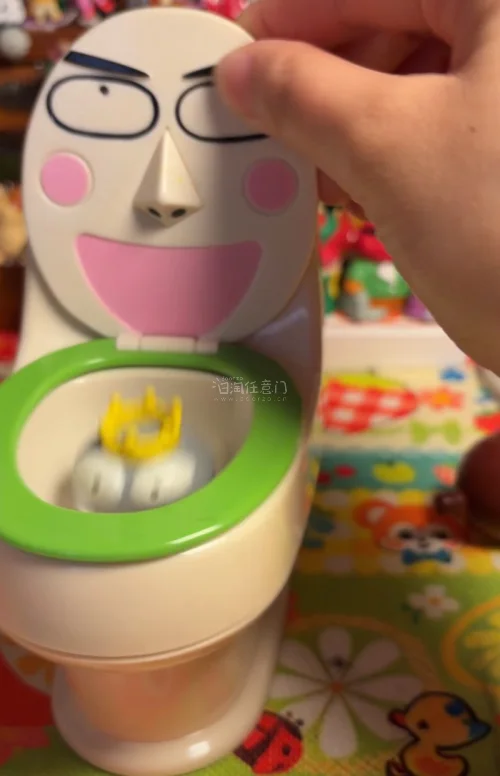 是一个NHK的吉祥物会说话的马桶，看起来可爱贱萌得很，安上电池还可以说话，有冲水的音效，可玩性很强。推荐推荐，运输也很快