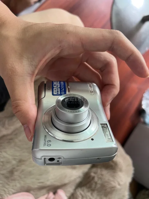 挖煤姬淘奥林巴斯FE170省心、靠谱、性价比炸裂！百元get复古冷调CCD，机身小巧、操作简单、直出好看，学生党&amp;新手闭眼冲。
• 小贴士：
1. 筛选重点看镜头无霉雾、屏幕无发黄，优先功能确认OK的机型。
2. 下单领券+合箱发货，运费更省。
3. 收到后...
