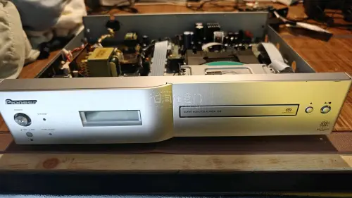 机器收到啦，海淘速度比预期快很多！包装非常用心，里三层外三层包得很严实，完全没有运输损伤。CD机外观精致，功能一切正常，试听了几张碟，音质非常棒，听感温暖细腻。这次购物体验非常满意，平台服务好，值得推荐给大家！