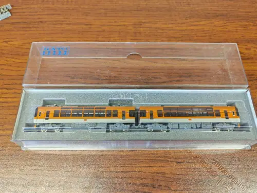 作为n比例铁道模型圈里的热门藏品，kato叡山电铁900系还原了京都山间运行的复古电车质感。整车模具精准复刻了原作圆润的车头轮廓与车身线条，车身上叡山电铁标志性的涂装还原细腻，标志性的蓝白配色层次清晰，就连车窗边框的细节都处理得干净利落。走行部采用kato成熟的驱动...