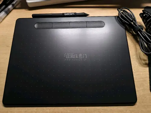 第一次用挖煤姬淘数位板，选了性价比很高的EPL物流。实物跟卖家描述一致，笔触灵敏，有线版插上电脑就能用，没有电池也免去了航空限制的麻烦。这次购物体验总体很满意！
