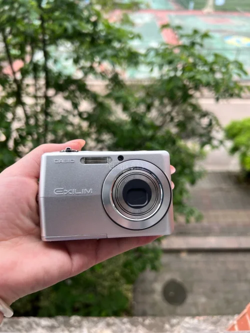 一台奥林巴斯c5050和一台卡西欧z700，奥林巴斯还有原盒，工作人员打包的也很好，拿到之后也没有破损，成色也很新，出片特别好看！