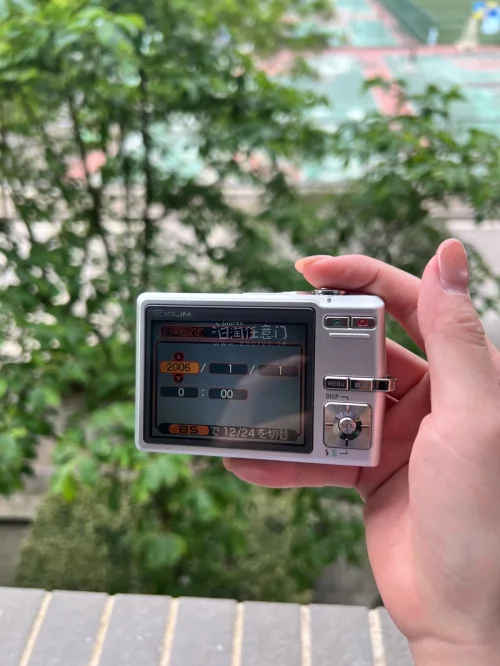 一台奥林巴斯c5050和一台卡西欧z700，奥林巴斯还有原盒，工作人员打包的也很好，拿到之后也没有破损，成色也很新，出片特别好看！