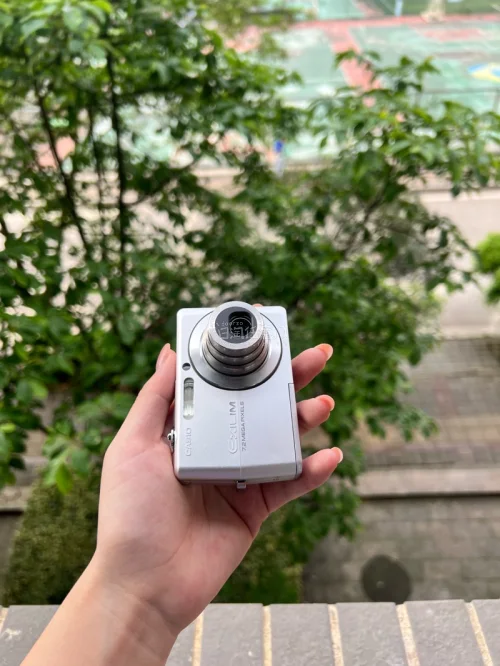 一台奥林巴斯c5050和一台卡西欧z700，奥林巴斯还有原盒，工作人员打包的也很好，拿到之后也没有破损，成色也很新，出片特别好看！