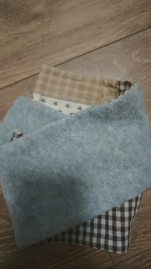 这次在挖煤姬买了好几件衣服还有一些小物件，虽然现在是夏天了，但是收到可爱的围巾还是会喜欢，这是一个冬天的围巾，拼布的，图案很可爱，也很保暖，我最喜欢的是可以固定住的那个东西，围巾不容易散，期待冬天戴上，物流也很快，好评好评！！！
