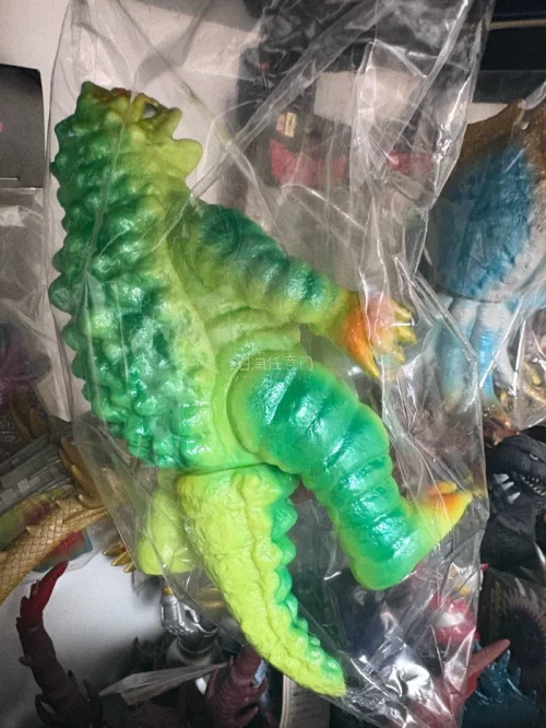 这套复古sofubi怪兽软胶质感复古醇厚，绿皮怪兽肌理饱满色彩柔和，章鱼怪兽造型猎奇独特，未拆包装保存完好，老胶的怀旧氛围拉满，收藏观赏价值很高。