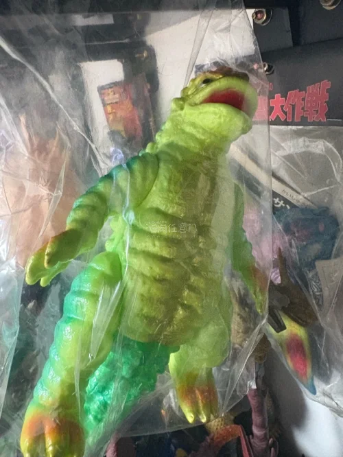 这套复古sofubi怪兽软胶质感复古醇厚，绿皮怪兽肌理饱满色彩柔和，章鱼怪兽造型猎奇独特，未拆包装保存完好，老胶的怀旧氛围拉满，收藏观赏价值很高。