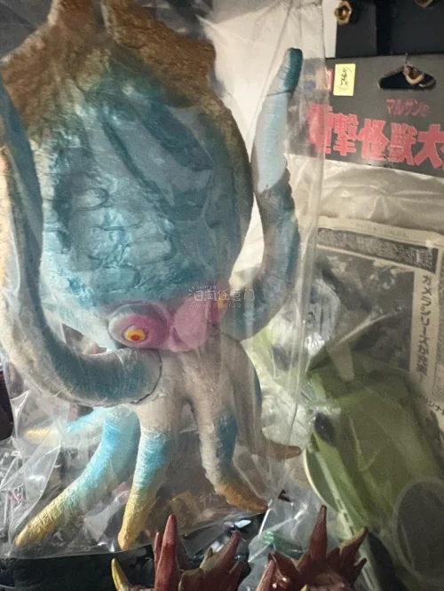 这套复古sofubi怪兽软胶质感复古醇厚，绿皮怪兽肌理饱满色彩柔和，章鱼怪兽造型猎奇独特，未拆包装保存完好，老胶的怀旧氛围拉满，收藏观赏价值很高。