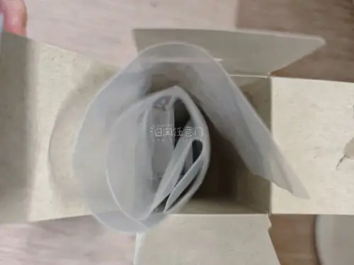第一次在挖煤姬日淘谷子周边，体验意外地好！下单支付简单，入库和国际运费都有清晰提示，走竹蜻蜓线路比预计提前到了。最满意的是打包——硬纸箱+厚气泡膜+角落加固，里面忍喵周边单独保护袋封装，到手一点压痕刮蹭都没有。实物比预览图还可爱，忍喵立绘萌到犯规哈哈～费用透明无隐形...