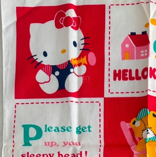 被Hello Kitty狠狠戳中少女心！图案印刷清晰，配色软萌，面料摸起来软软的，做工细致没有多余线头。小小一块随身带超方便，不管当装饰还是日常使用都超爱，Kitty控直接闭眼入～