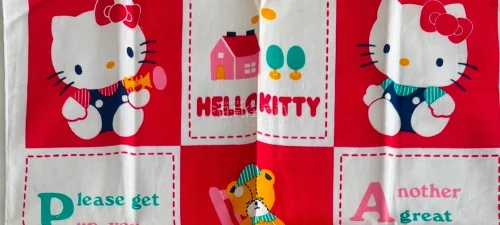 被Hello Kitty狠狠戳中少女心！图案印刷清晰，配色软萌，面料摸起来软软的，做工细致没有多余线头。小小一块随身带超方便，不管当装饰还是日常使用都超爱，Kitty控直接闭眼入～
