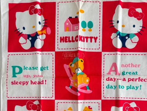 被Hello Kitty狠狠戳中少女心！图案印刷清晰，配色软萌，面料摸起来软软的，做工细致没有多余线头。小小一块随身带超方便，不管当装饰还是日常使用都超爱，Kitty控直接闭眼入～