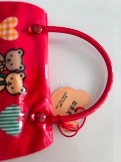 Hello Kitty纸巾包也太可爱啦！图案清晰颜值拉满，做工精致，收纳纸巾大小刚好，出门揣包里超吸睛，颜值和实用性都在线～