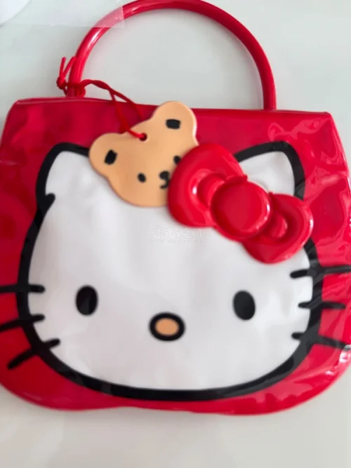 Hello Kitty纸巾包也太可爱啦！图案清晰颜值拉满，做工精致，收纳纸巾大小刚好，出门揣包里超吸睛，颜值和实用性都在线～