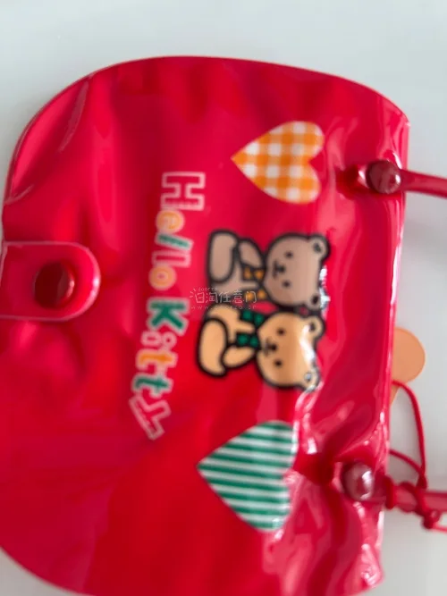 Hello Kitty纸巾包也太可爱啦！图案清晰颜值拉满，做工精致，收纳纸巾大小刚好，出门揣包里超吸睛，颜值和实用性都在线～