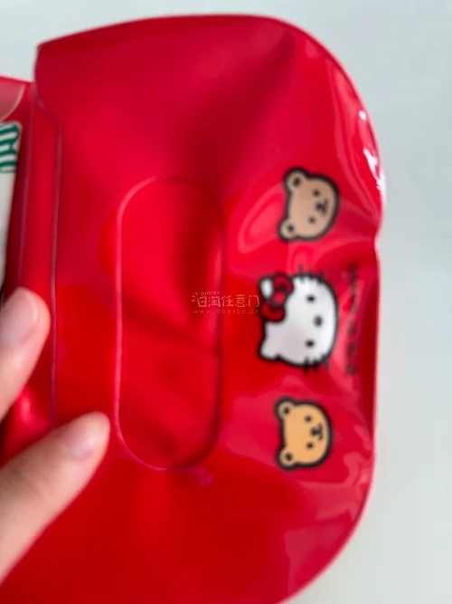 Hello Kitty纸巾包也太可爱啦！图案清晰颜值拉满，做工精致，收纳纸巾大小刚好，出门揣包里超吸睛，颜值和实用性都在线～