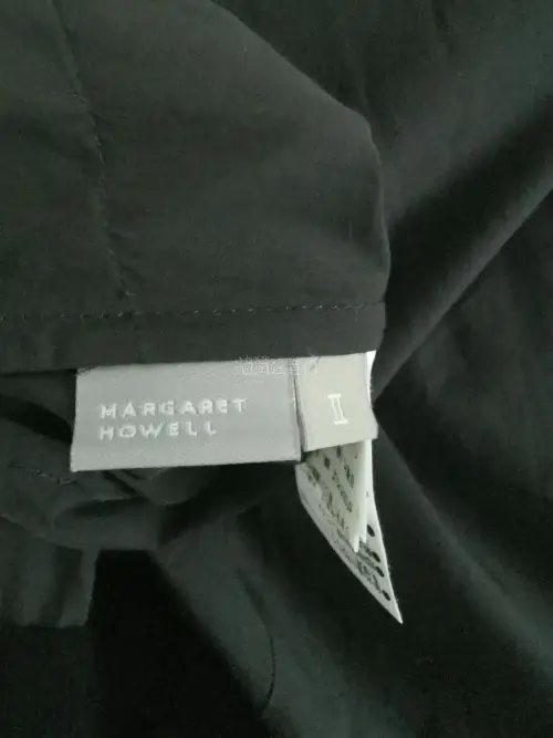 这次选择购入的是margaret howell的一条灰色无袖连衣裙。首先还是一贯的超绝版型！！物流也很给力耶耶，空运好速度???