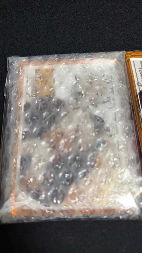 顺利收到立牌！包装防护做得特别用心，跨洋运输没有一点磕碰。实物质感远超预期，算下来比国内入手划算不少。全程物流可查，清关也很顺利，整个购物过程省心又靠谱，已经安利给朋友，后续会继续回购。