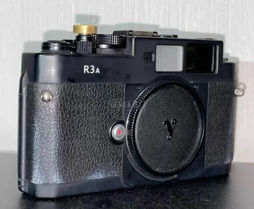 福伦达bessa R3A，拥有和徕卡M3同款的1:1取景器，由cosina以福伦达品牌进行生产售卖，拥有极其先进的测光系统，提供高达1/1000的快门速度以及A档（光圈优先）测光。