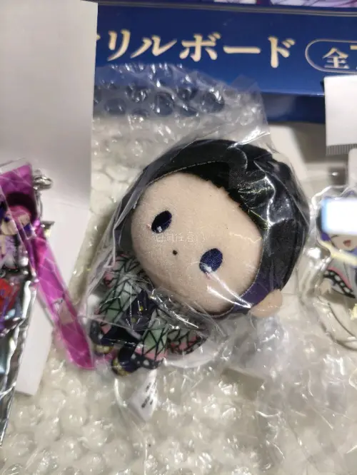 挖煤姬依旧塞了泡沫纸，安全到家！这次买了蝴蝶忍和海瑟音的周边，这个亚克力板很大，没想到这一箱运费也才三四十，很划算！蝴蝶忍的立牌和毛绒娃娃也很可爱！