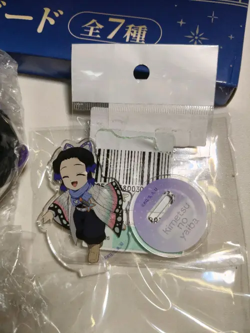 挖煤姬依旧塞了泡沫纸，安全到家！这次买了蝴蝶忍和海瑟音的周边，这个亚克力板很大，没想到这一箱运费也才三四十，很划算！蝴蝶忍的立牌和毛绒娃娃也很可爱！