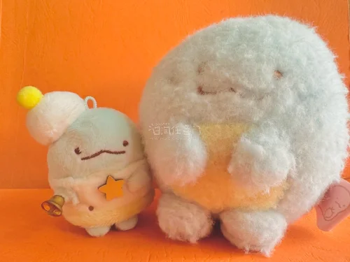 蹲了好久在挖煤姬收齐一堆角落生物小恐龙，必须来晒一晒我的宝藏收藏！
大大小小各式各样的恐龙崽，每一只品相都超惊喜。圣诞款挂饰带着小铃铛星星，软乎乎奶fufu；魔术师限定恐龙穿着蓝波点礼服，手里还捧着南瓜小道具，搭配襁褓迷你崽，紫底波点襁褓细节拉满；还有蓬松云朵款大恐...