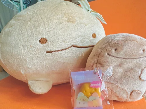 蹲了好久在挖煤姬收齐一堆角落生物小恐龙，必须来晒一晒我的宝藏收藏！
大大小小各式各样的恐龙崽，每一只品相都超惊喜。圣诞款挂饰带着小铃铛星星，软乎乎奶fufu；魔术师限定恐龙穿着蓝波点礼服，手里还捧着南瓜小道具，搭配襁褓迷你崽，紫底波点襁褓细节拉满；还有蓬松云朵款大恐...