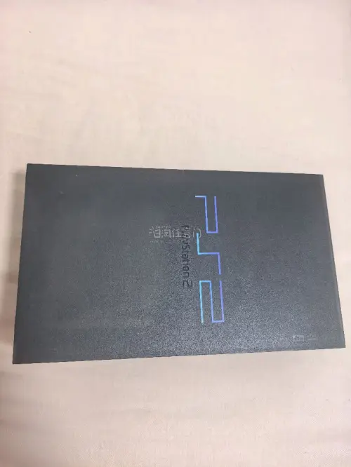 这次来的是大名鼎鼎索尼公司发布的第二代游戏主机—PS2，这个主机的名字可谓是无人不知无人不晓，大家的游戏机玩的最多的应该就是它了，我买的是黑透款，成色非常不错，各个功能都测试正常。任意门的服务真是越来越周到了，非常感谢！
